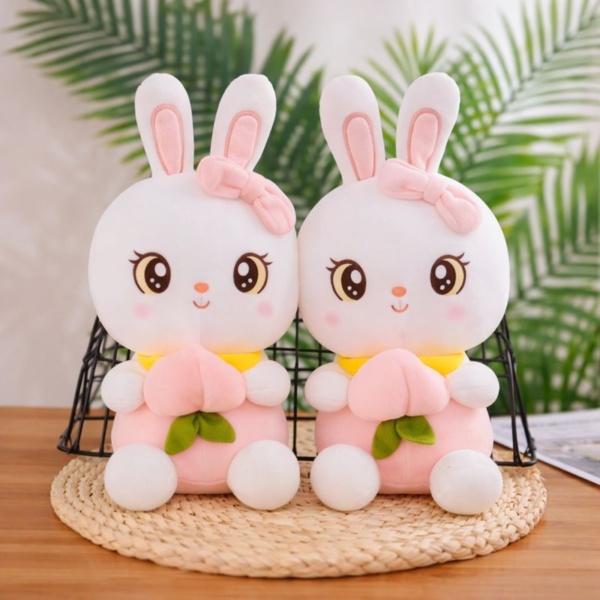 Thỏ hồng ôm trái đào